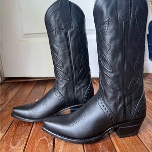 Alvie’s “The Guadalupe” Black Leather Cowboy Boots in 7 B
